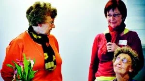 Det mesta är möjligt. Ing-Britt Hansson och Iris Pettersson är synskadade men har likväl genomgått en kurs om hur man hanterar en dator. Ledare har synpedagog Tina Hägglund, stående till höger, varit.Foto: MATILDA AHL