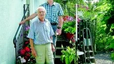 Ogillar våld. Jörgen Stamborg och Gunnar Jansson är två i den grupp på sex män i Västervik som ligger i startgroparna för att bilda ett manligt nätverk för kvinnofrid i Västervik.