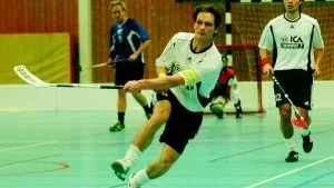 Kapten skjuter. Johan Ilhammar är kapten och mest rutinerad i Antvardens lag. Till höger Magnus Larsson.Foto: INGEMAR PETERSSON.