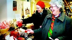 Lockande delikatesser. Elisabeth Eriksson och Ulla Bengtsson var två av de många besökare som uppskattade chokladdagen på Fogden i lördags. Foto: Matilda Ahl