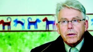Rätt ras. Border terrier var rätt ras för Nils Berglund, ordförande i Brukshundsklubben i Västervik, men han tycker alla hundköpare ska tänka igenom sitt val noggrant innan de bestämmer sig för en viss ras. Olika raser har olika egenskaper och det är viktigt att hitta rätt hund. Det ska ju ändå bli en ny medlem i familjen.Foto: Anders Liljegren