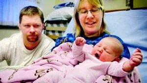 Tre dagar gammal. Lilla Jessica är 2007 års först födda barn på BB i Västervik. Pappan är Peter Reidefors, 33 år, och mamman Helén Bertilsson, 28 år. De bor i Gamleby och ser fram emot att få åka hem.