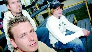 Tre Västervikare. Tre förare från Västervik som gärna vill åka i elitserien nästa år. Från vänster Hampus Gustavsson, Robert Johansson och Kim Johansson. Foto: Matilda Ahl