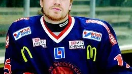 Matchhjälte. Magnus Sjöström har alla förutsättningar att bli populär i Tjusthallen i vinter.I går kväll gjorde han fyra mål i Hässleholm när VIK vann med 6-3.foto: anders liljegren