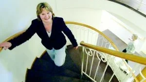 På språng i  kommunens verksamhet. 48-åriga Eva-Carin Öhlin är Västerviks nya personalchef. Hon bekantar sig nu med organisation, verksamhet och inte minst personalen.  Foto: ANDERS LILJEGREN