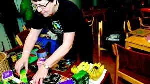 Rättvisemärkt. Det finns rättvisemärkta produkter även hos butiker i Västervik. Därför vill Lisbeth Boberg upplysa om det arbete som föreningen Rättvisemärkt gör och få fler att upptäcka produkterna.FOTO: MATILDA AHL