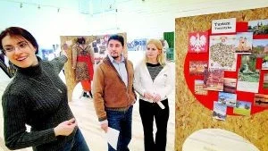 Polen. Det mångkulturella året kommer på många sätt att uppmärksammas på Västerviks museum. Olika kulturer kommer att presenteras och först ut är Polen som kommer att presenteras av Agnieszka Os. Jorge Chavez står sedan i tur för att presentera sitt Chile. Till höger på bilden Shpresa Cajani som är projektledare för det mångkulturella året på Västerviks museum.Foto: ANDERS LILJEGREN