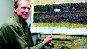 Höstbild. Konstnären Gertove Gustafsson lägger sista handen  på höstbilden. Motivet är från maderna (gamla sjöbotten från Stångå) utanför Vimmerby.