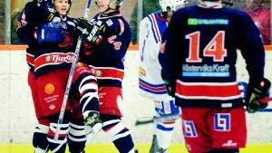 Segergest. Unge Niclas Heed gjorde två snygga mål när VIK slog Kallinge/Ronneby. Här gtratuleras han till 1-0 målet av Jim Hult och Fredrik Bertilsson.Foto: Anders Liljegren