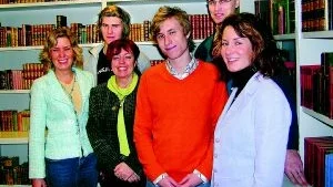 Fem nya och en veteran. M-veteranen Eva Ahlström (tre från vänster) kunde presentera fem nya namn för Västerviks kommunpolitik. Från vänster: Malin Sjölander, Dawid Dawod, Johan Bohm, Jörgen Andersson och Karin Löwenborg.Foto: Ulrik Alvarsson