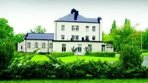 Originalfärg. Antikvarie Barbro Friberg vill att de äldsta husen på sjukhusområdet vid Gertrudsvik målas i originalfärg. Arkivfoto: aNDERS STEINER