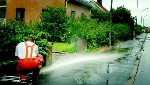 Slut på översvämningarna? Efter ett besök på Perugatan igår ska kommunen nu utreda om en ny vattenbrunn i området är nödvändig. Foto: Anders Liljegren