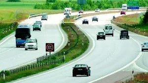 Felbeteende. Många trafikolyckor orsakas av förare som tror att de är bättre än andra på att köra bil. När vägar byggs om för att bli säkrare ändras också många förares beteende bakom ratten.Foto: Scanpix/arkiv