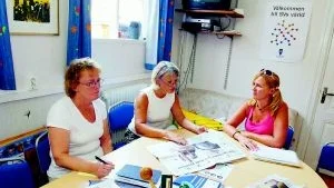 För datorer men mot beroende. Nu bildas en stödgrupp för föräldrar som oroar sig för att barnens datorvanor. Lotta Carlsson, Kristina Sommevåg och Anette Norlin vill dela med sig av sina erfarenheter när det gäller att sätta gränser för datoranvändande.Foto: Mattias Ahlm
