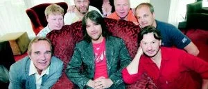 Bomber och skratt i "Rhapsody"