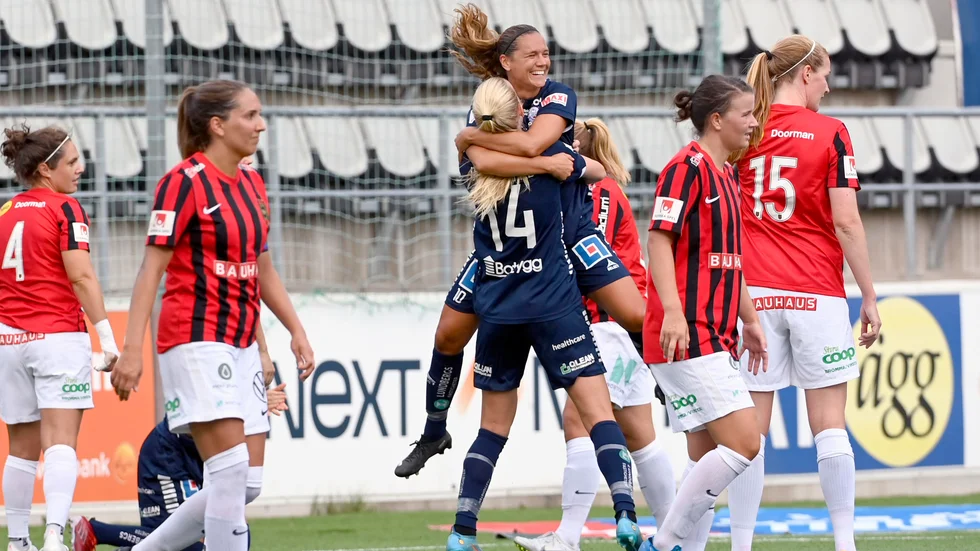 Emma Lennartsson kramar Amalie Vangsgaard efter 2-0-målet.