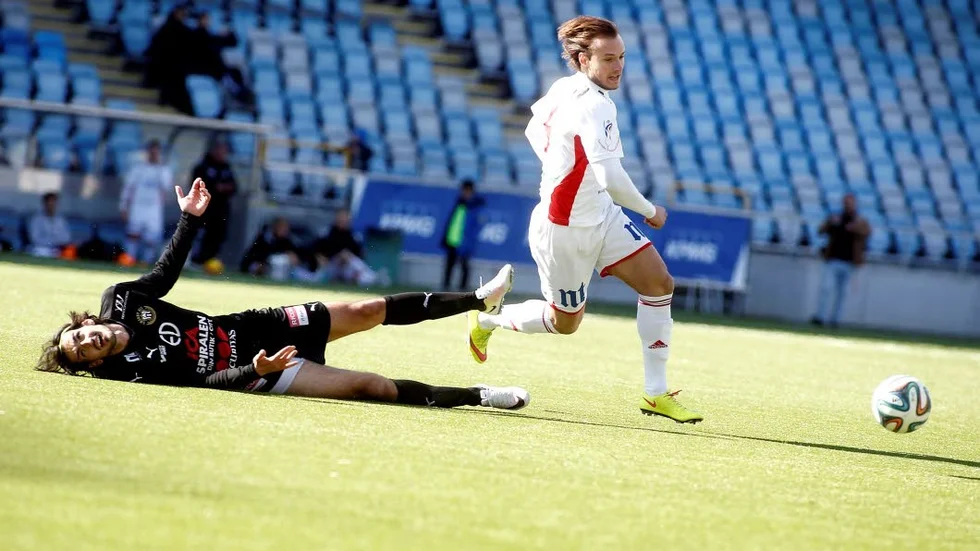 Tungt fall. Edin Sinanovic och Smedby fick se sig besegrade i division 2-derbyt mot Assyriska. De vitklädda vann med 1–0.