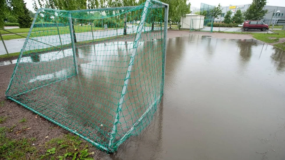 Ovan: I Navestad gjorde regnet sitt med den här  fotbollsplanen.