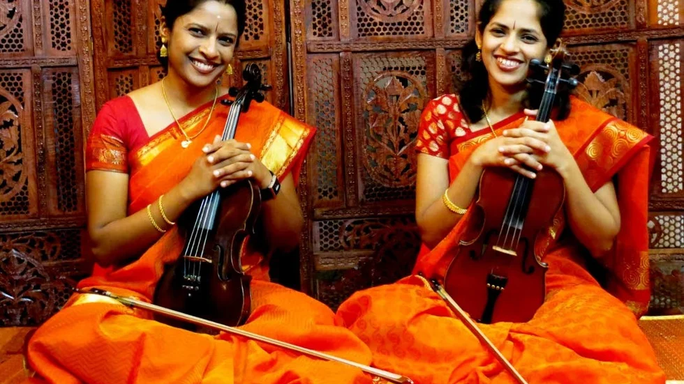 AKKARAI SISTERS. I morgon, torsdag, kommer de genommusikaliska systrarna Akkarai Subhalakshmi och Akkarai Sornalatha till Norrköping för en konsert i den tidigare Harlekinenbiografen på Norrköpings Konstmuseum.