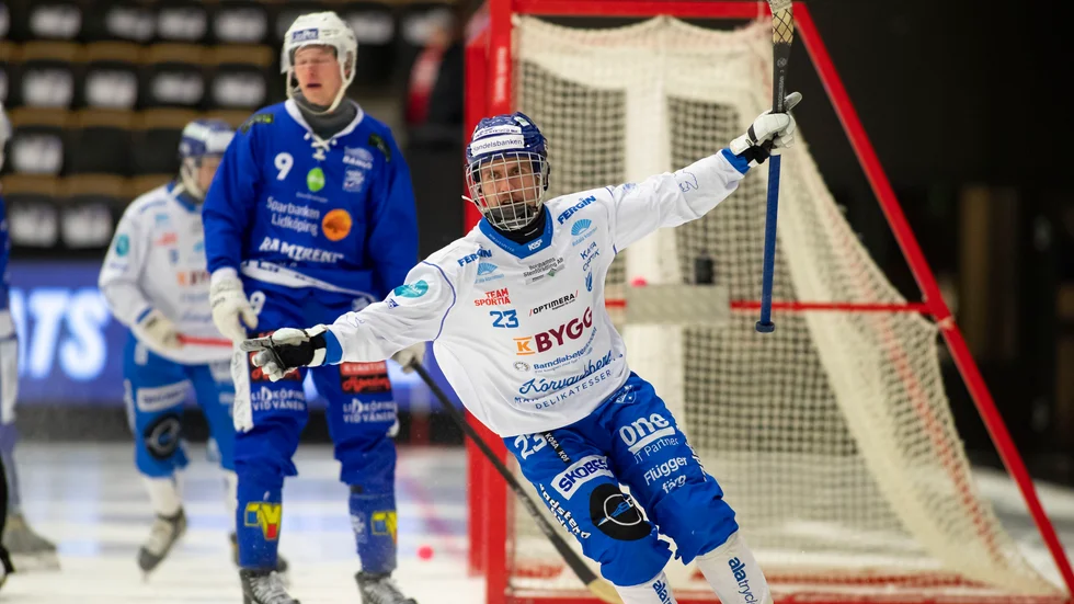 Mål. Philip Florén jublar efter ett av sina mål mot sitt forna lag Villa-Lidköping. Nu gäller det i kvalet att Florén håller krutet torrt för att IFK Motala ska kunna hänga kvar i elitserien.