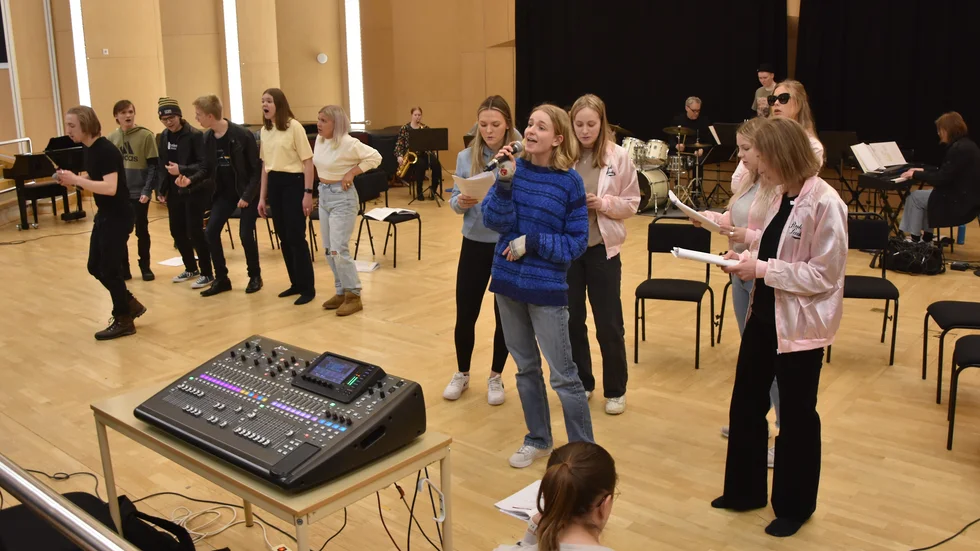 Hela Musikgymnasiet är involverat i musikalproduktionen, men eleverna i årskurs tre och två har de stora rollerna.Här repeterar eleverna akt 1.