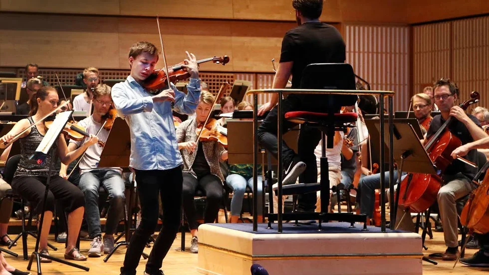 Johan Dalene, 16, har själv valt att debutera som solist med sin favoritkonsert: Tjajkovskiijs briljanta violinkonsert.