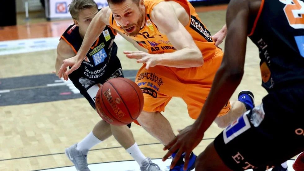 Greppar efter stabilitet. Mikael Lindquist och Dolphins har dippat på slutet. "Vi vill vinna. Det vill vi alltid men vi hade en sämre period innan slutspelet förra året med. Det är bättre att det kommer nu. Det här får bli en tankeställare".
