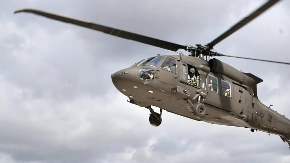 Räddningstjänsten tar hjälp av försvaret för att få en överblick av branden.