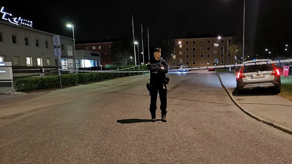 Polisen har spärrat av ett område vid Lindövägen där en man misstänks ha blivit skjuten på fredagskvällen.