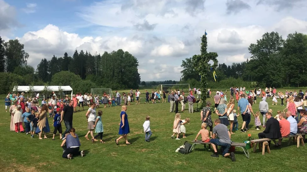 Midsommardans. Det dansades kring midsommarstången i Borggård.