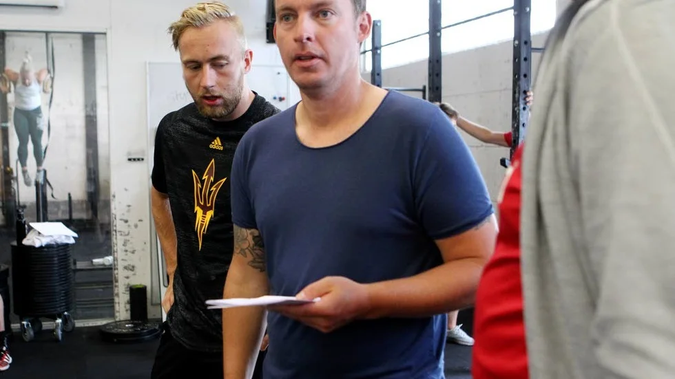 Jakob Stridsberg kollar av testvärdena som målvaktstränare Fredrik "Grizzly" Eriksson skrivit ner.