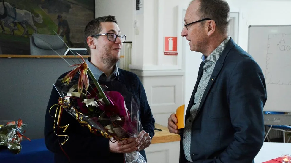 Blommor. I tisdags avtackades Mattias Geving av bland andra Olle Johansson från Norrköping. Geving kommer dock snart tillbaka i politikens frontlinjer.