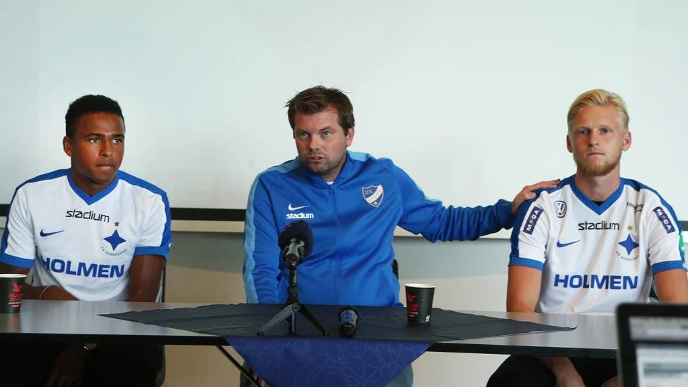 Välkomna. Jens Gustafsson fyller på truppen med två offensiva pjäser. Niclas Eliasson (vänster) och Kalle Holmberg kan deutera för sin nya klubb redan på lördag mot Sundsvall.