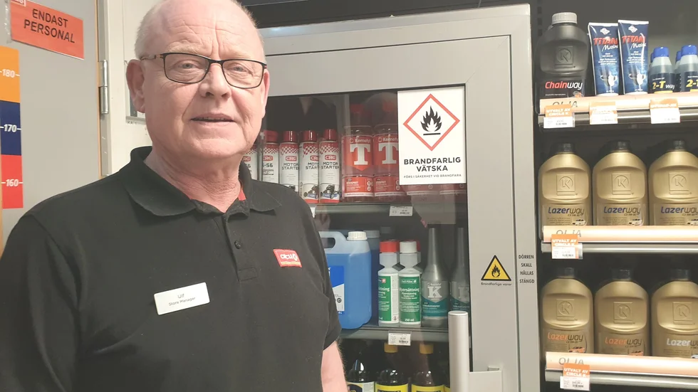 Ulf Larsson driver Vimmerbys enda bemannade bensinstation och kan inte se någon märkbar nedgång i de stigande prisernas spår. 