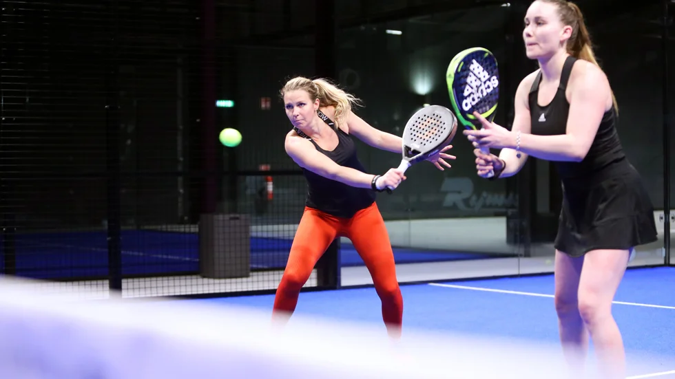 Emmie Ekdahl slår backhandvolley efter backhandvolley. Tillsammans med nya partnern Lisa Andersson gör hon sin största satsning någonsin.