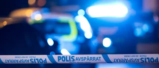 En månad efter mordbranden: Mannen fortfarande häktad • ”Åtal kommer att dröja ett tag” • Skadade kvinnan har inte kunnat höras  