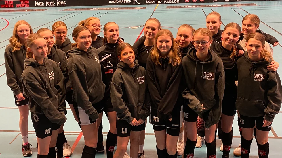 Solfjäderstadens F08-lag hade lite roligare än vanligt på torsdagsträningen i Motala sporthall. Från och med nästa vecka är det fritt fram att åka på cuper och läger igen.