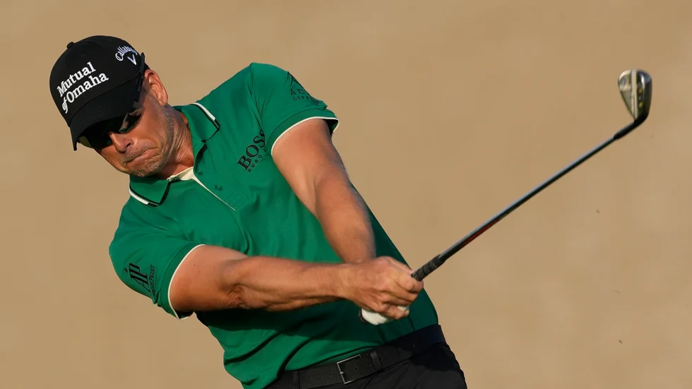 Henrik Stenson inledde tävlingen i Saudiarabien på 66 slag.