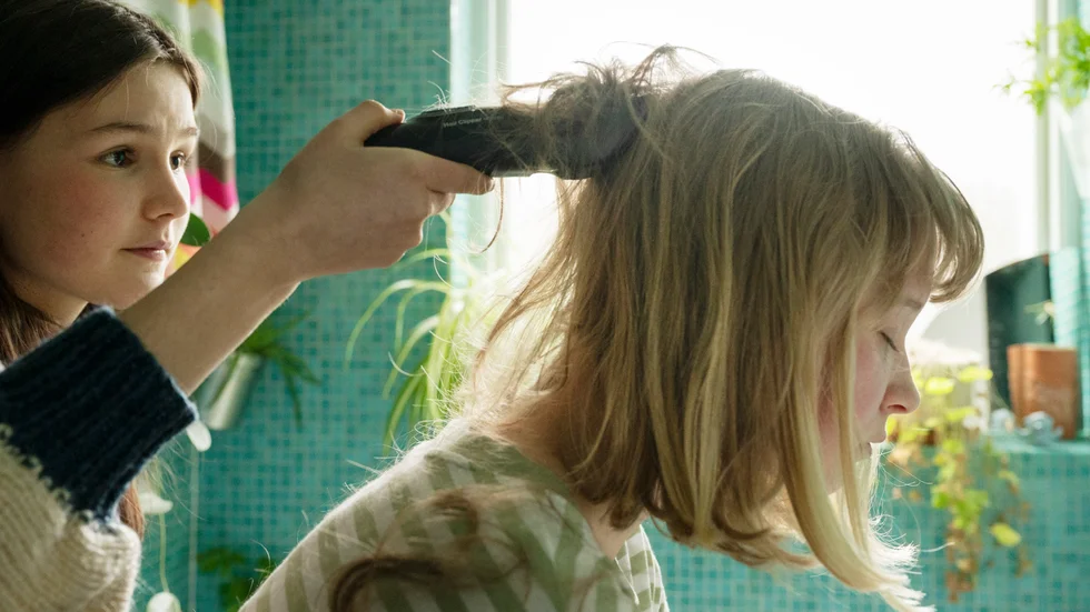 Sasha (Sigrid Johnson) vill bli sin döda mammas raka motsats – raka av sig håret, aldrig läsa böcker, och framför allt: bli ståuppare så att pappa kan skratta igen.
