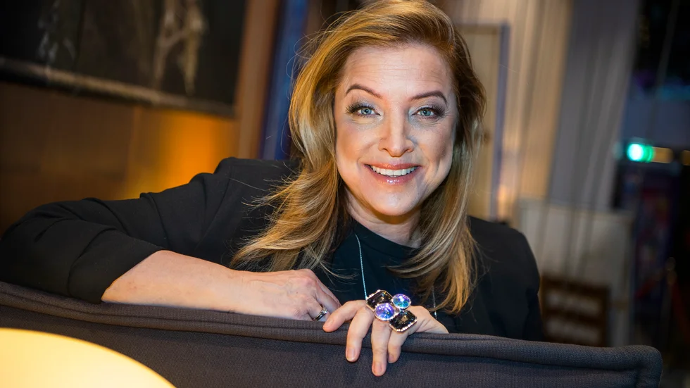 Shirley Clamp vill förmedla hopp med bidraget "Let there be angels". "Jag har haft en flickdröm sedan jag var liten, att om jag ska vara med i Eurovision ska jag sjunga en powerballad med långklänning. Nu är det så nära det bara går", säger hon.