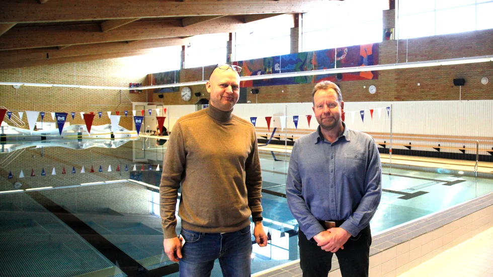 Martin Jonsson, till vänster, är projektledare på Region Gotland och ansvarar för bassängen i Hemse. Leif Svedberg på Arriba var platschef under renoveringen.