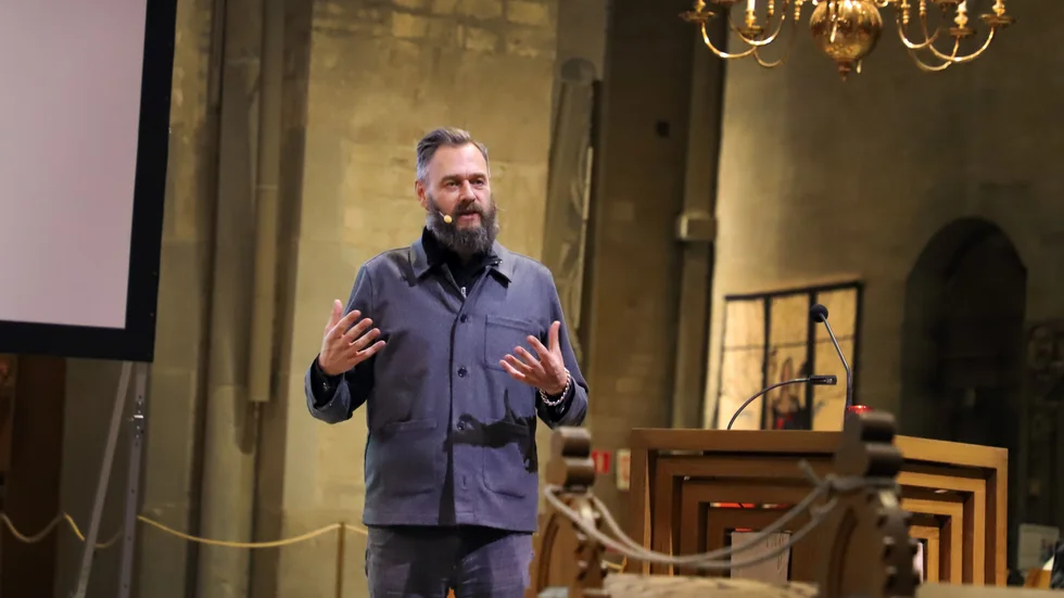 Olof Lundh föreläste om fotboll i Domkyrkan i Linköping. Han pratade bland annat om journalisternas roll i bevakningen av fotbollen.
