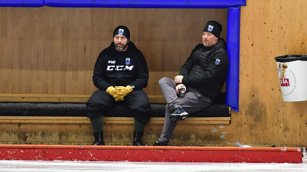 Siriustränarna Oskar Robertson (t v) och Jonas Holgersson på Siriusbänken under tisdagens match mot Edsbyn.