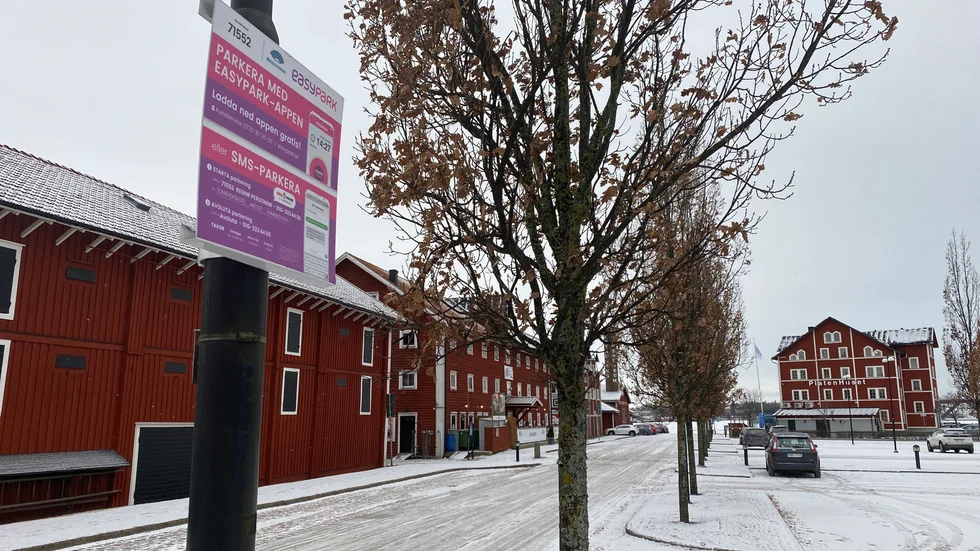 Hamnparkeringen i Motala saknar fortfarande P-automat. Besökarna är hänvisade till betalning via mobiltelefon. 