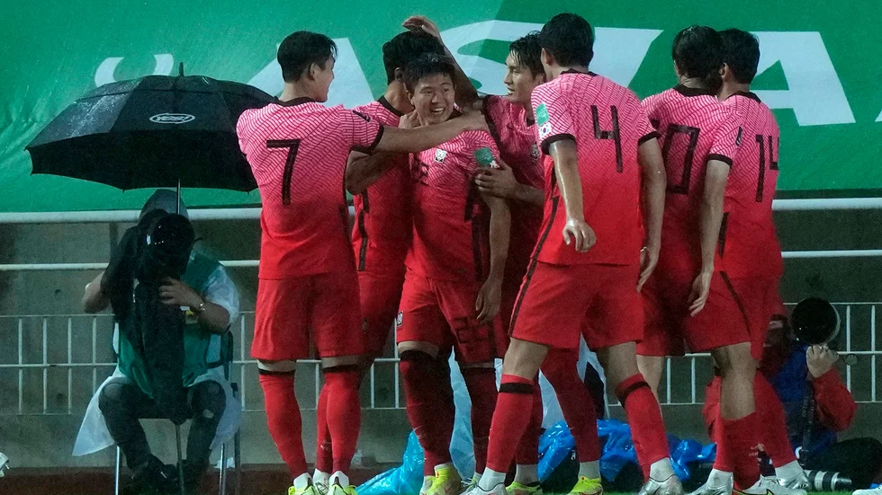 Kwon Chang-hoon, tredje från vänster, gjorde ett av målen när Sydkorea besegrade Syrien med 2–0. Arkivbild.