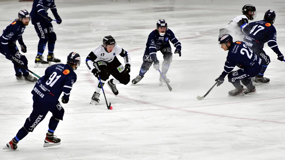 Nils Bergström på väg igenom för att rulla in Sirius kvittering till 1-1mot Rättvik. Han har några spelare framför sig, men tar sig förbi allihopa innan han sätter bollen.