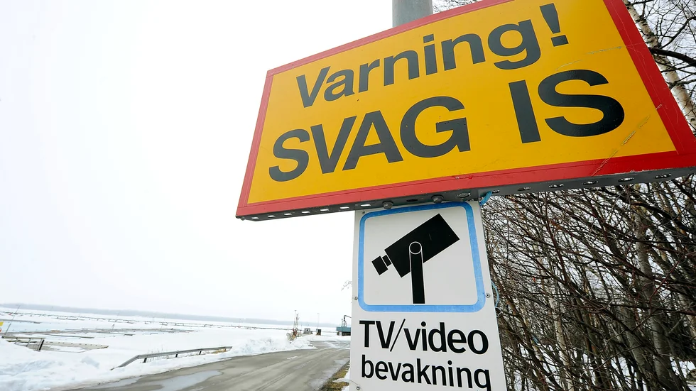Det rapporteras om svaga isar i Luleå skärgård, men en öbo hävdar med emfas att det är fullt möjligt att ta sig över till Småskär längs den stickade skoterleden.