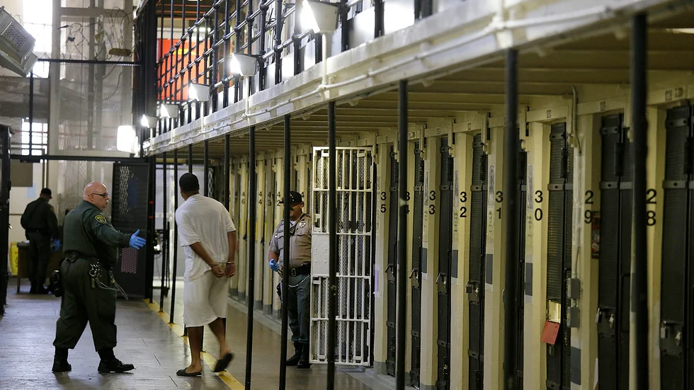 En dödsdömd fånge leds ut från en cell i San Quentin-fängelset, norr om San Francisco. Arkivbild.