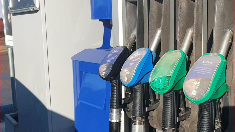 Skatterna står för en väsentlig del av både besnin och dieselpriset. Det rör sig om cirka 50 procent. Men också världspriset på olja påverkar. Senast i mars 2020 sjönk priserna dramatiskt på grund av oljekrig mellan Ryssland och Saudiarabien samtidigt som pandemin slog till mot världen.