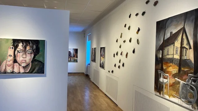 Utställningen ”Annorstädes” består av 15 verk: 14 måleriska och en skulpturinstallation.